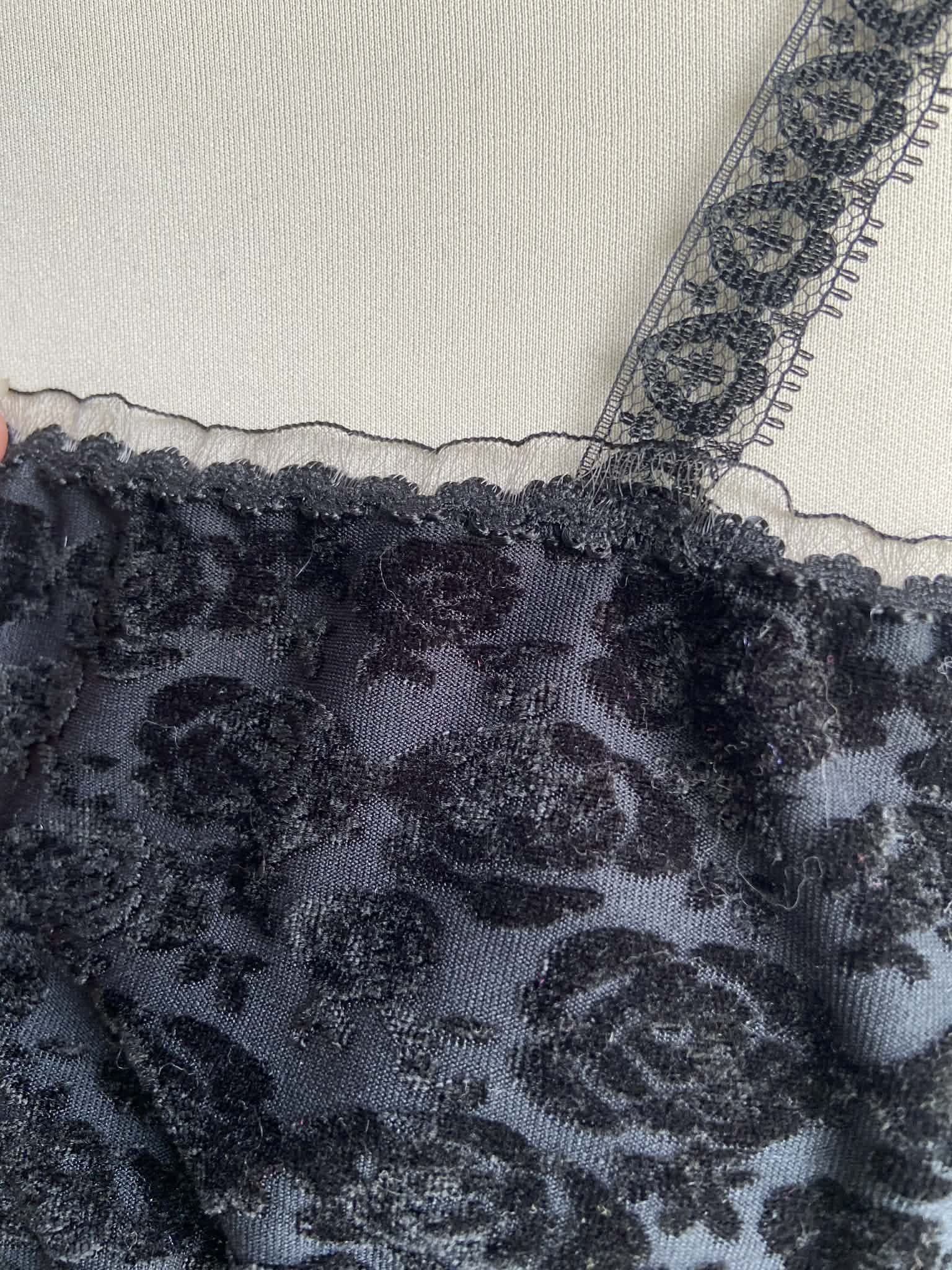 Tara Hanky Hem Top - Black Rose (XS)