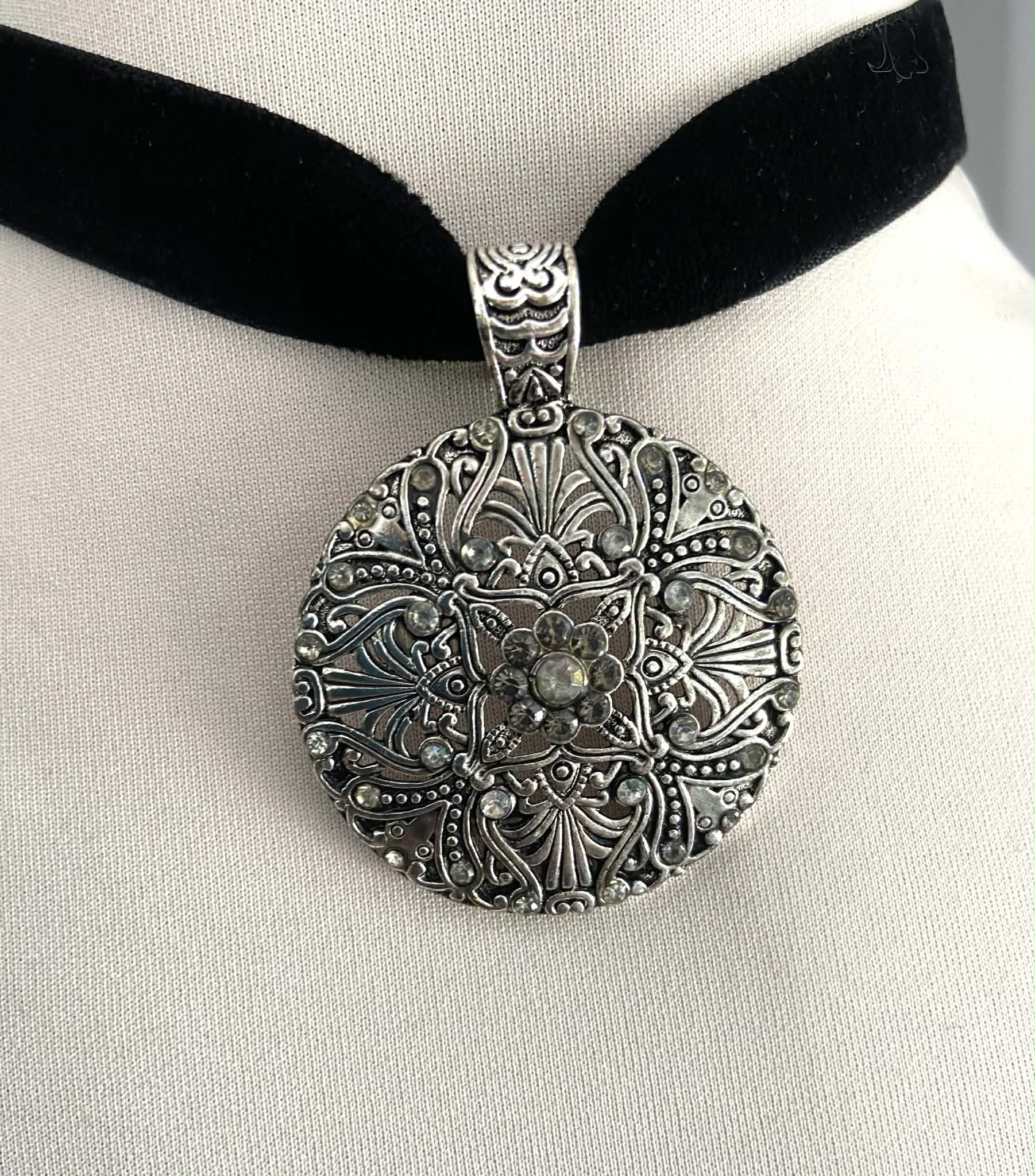 Silver Throne Choker