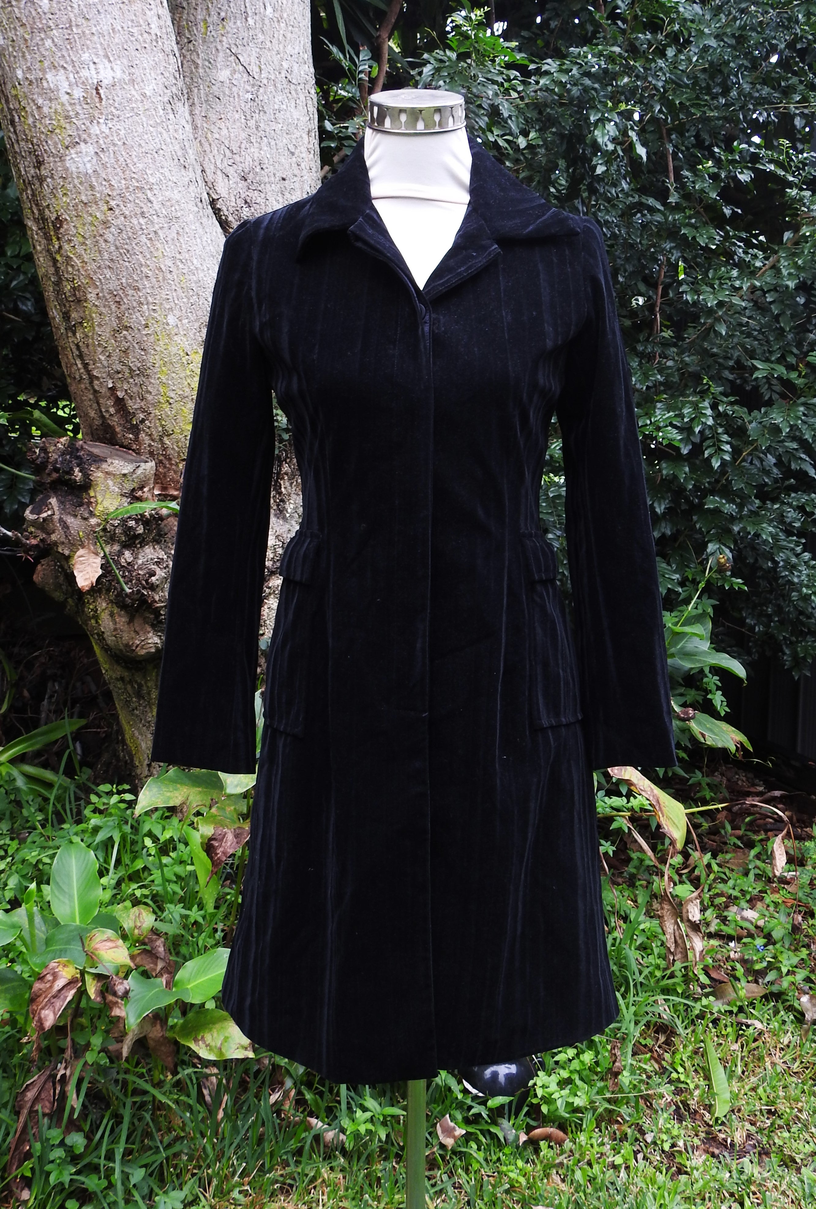 Black Crushed Velvet Jacket - Vintage (size 8-10)