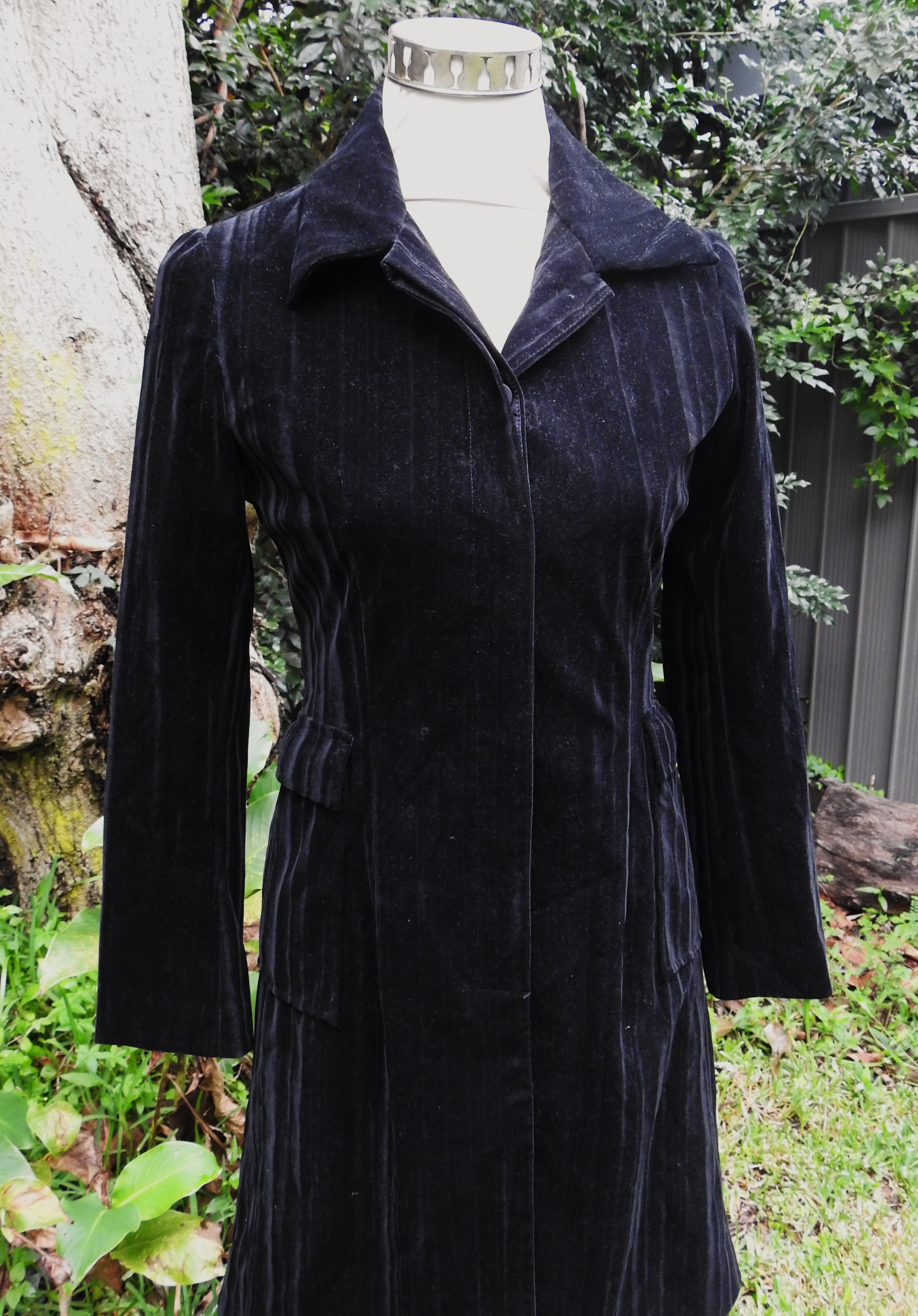Black Crushed Velvet Jacket - Vintage (size 8-10)