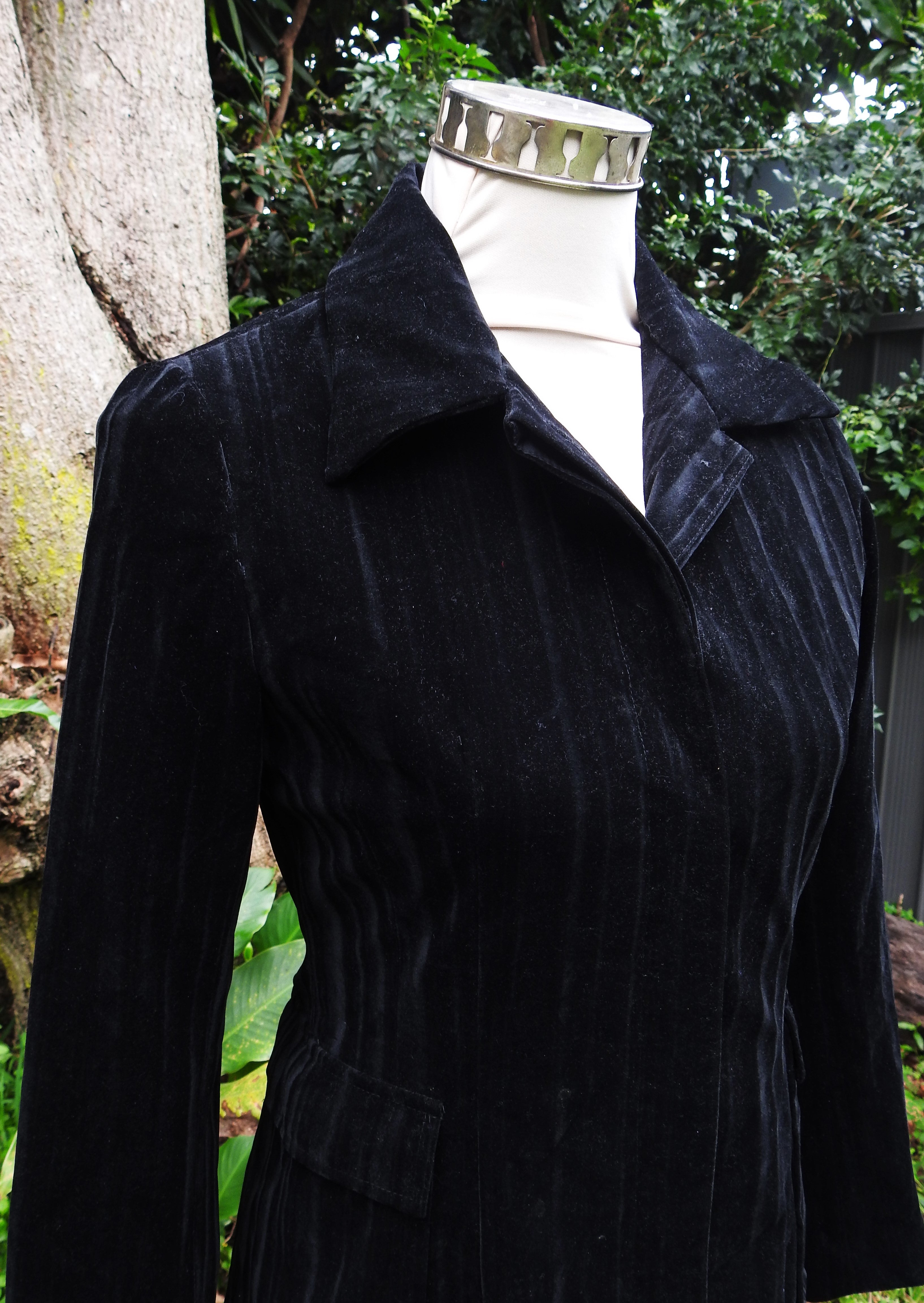 Black Crushed Velvet Jacket - Vintage (size 8-10)