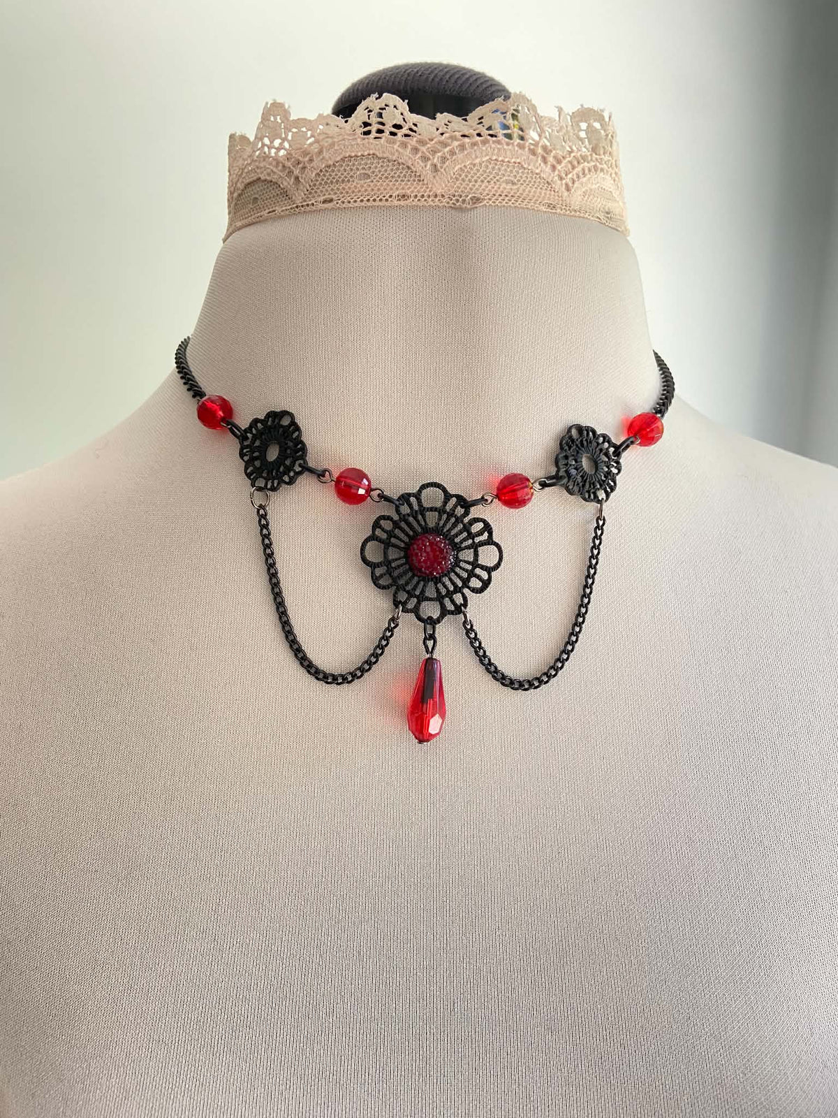 Black Victorian Style Necklace (Red)
